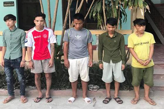 5 đối tượng ô nhóm trộm cắp xe máy bị bắt giữ. (Ảnh: CA Thanh Hóa cung cấp)