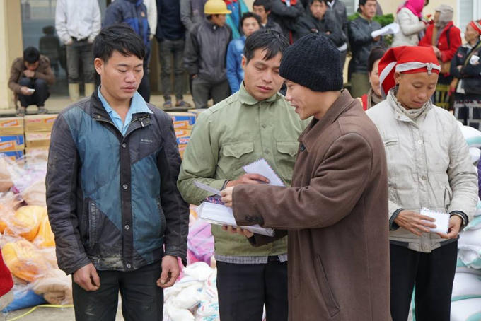 Sư thầy Thích Thanh Toàn đang phát quà cho người dân hộ nghèo thuộc xã Bản Khoang.