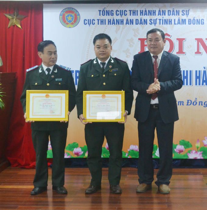 Các cá nhân có thành tích xuất sắc được nhận bằng khen.