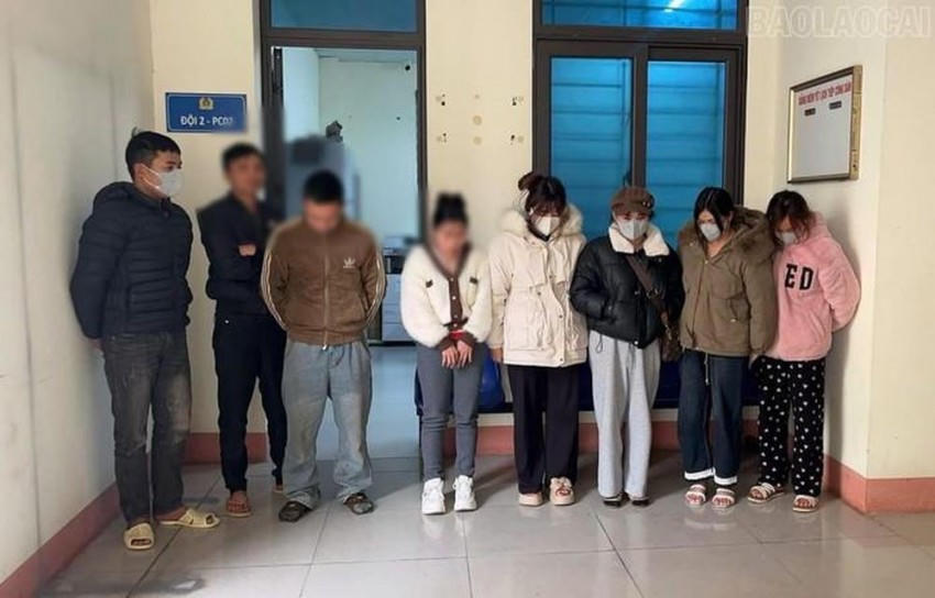 "Má mì" Phạm Thị Hồng Nhung và các cặp đôi mua bán dâm bị bắt quả tang.