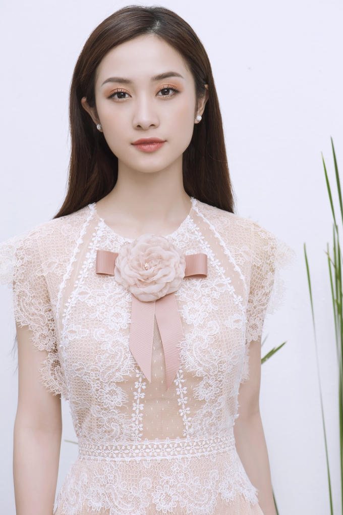 Chiếc nơ hoa ở trung tâm phần ngực không chỉ làm đẹp cho bộ váy mà còn tôn vinh những nét duyên ngầm của người phụ nữ.