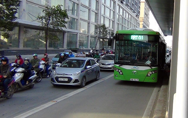 Buýt nhanh đón, trả khách ở nhà chờ trên đường Tố Hữu.
