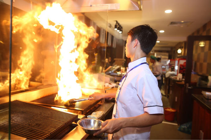Các đầu bếp biểu diễn tài nghệ nấu ăn trước mắt thực khách.