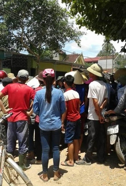 Người dân vây nhà bà Hà để đòi nợ từ sáng sớm ngày 27/5/2016 đến chiều tối vẫn chưa giải tán.