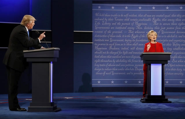 Về cuộc chiến chống tổ chức Nhà nước Hồi giáo (IS), ông Trump mỉa mai việc website của bà Clinton còn bị viết sai thì bà ấy sẽ chống lại IS ra sao. Đáp trả, bà Clinton cho rằng ít nhất bà ấy còn có kế hoạch, ám chỉ ông Trump chưa sẵn sàng cho cuộc chiến chống khủng bố.