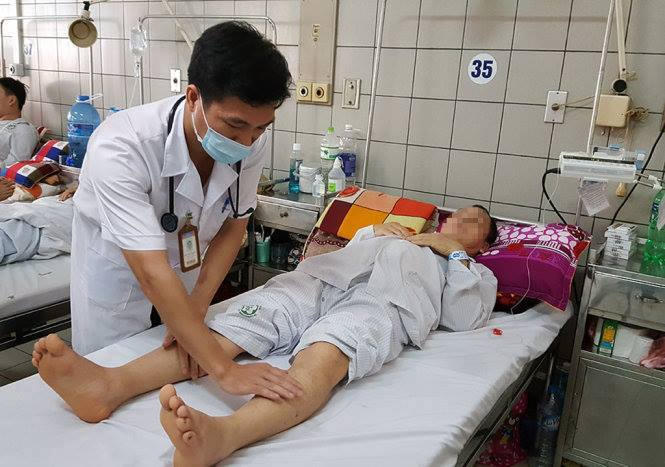 Sau hai ngày điều trị tại Bệnh viện Bạch Mai, tình trạng của ông Đ. vẫn chưa hồi phục. Ảnh: Đỗ Hằng/Bệnh viện Bạch Mai.