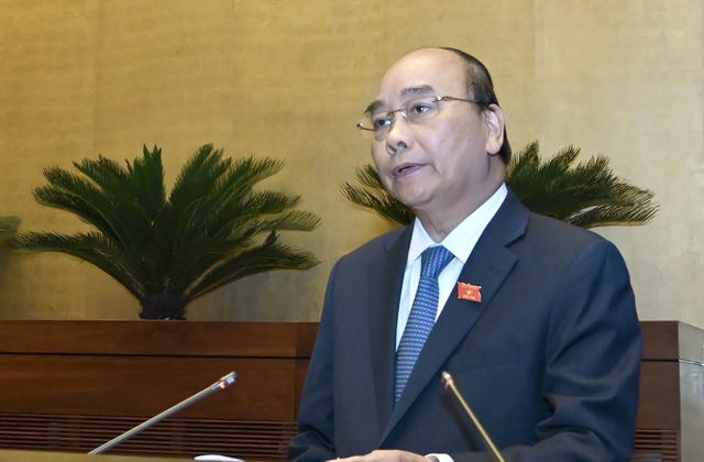 Thủ tướng báo cáo Quốc hội việc Covid-19 “càn quét” nền kinh tế