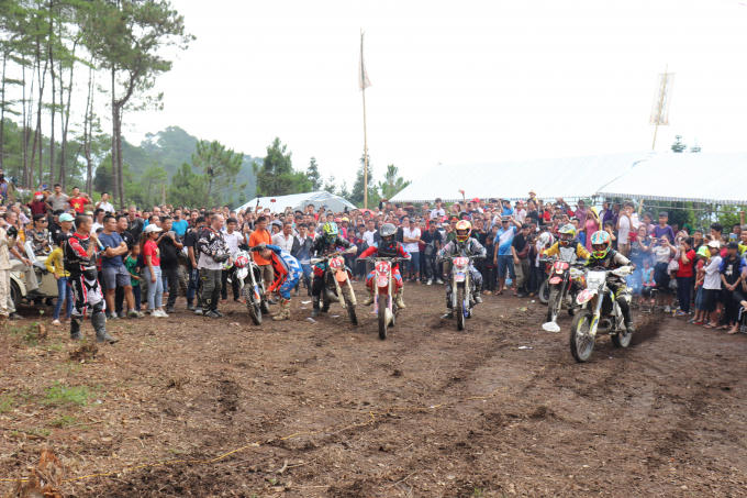 Giải đua xe địa hình lần thứ nhất thu hút nhiều vận động viên và các tay đua.