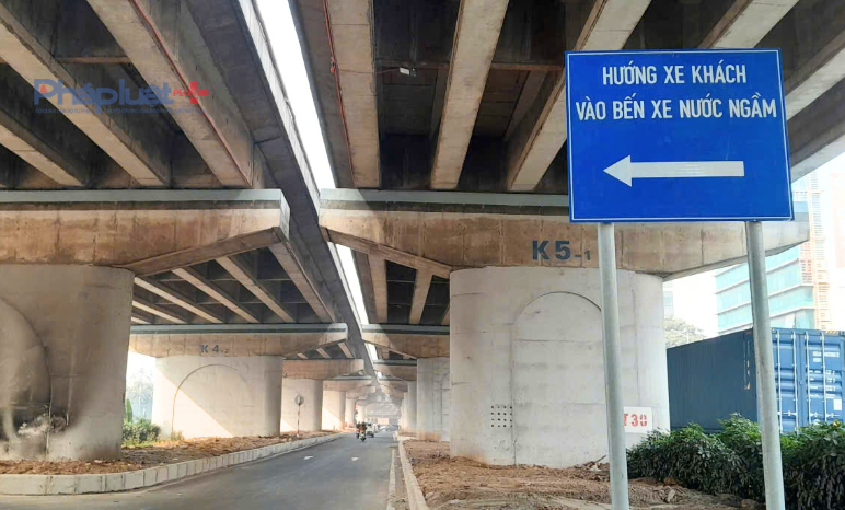 Các phương tiện đi vào đường tránh gầm cầu chú ý biển chỉ dẫn hướng vào bến xe Nước Ngầm.