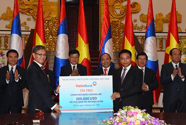 Chủ tịch HĐQT ngân hàng Vietinbank trao biên bản tài trợ an sinh xã hội cho đại diện Chính phủ Lào.