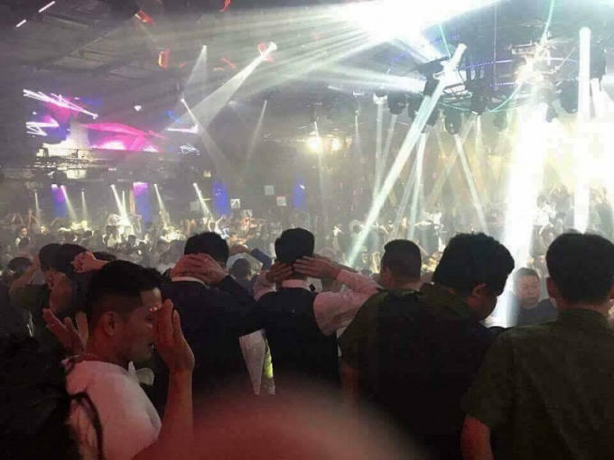 Lực lượng liên ngành TP.HCM kiểm tra hành chính quán bar 212.