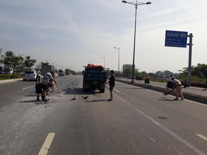 Lượng đá rơi kéo dài gần 1km trên đường Phạm Văn Đồng, đoạn qua cầu Gò Dưa.