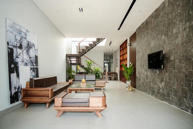 Vách ngăn giữa phòng khách và bếp được bỏ đi để mở rộng không gian, đáp ứng nhu cầu hay tổ chức ăn uống đông người của gia đình. Để làm được điều này, Luân tiết lộ anh phải thuyết phục bố mẹ