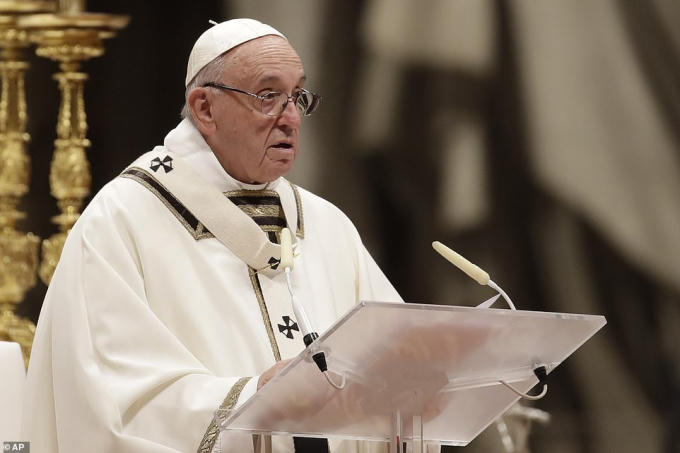 Trong bài giảng, Giáo hoàng nói Chúa Hài Đồng được sinh ra trong máng cỏ và trong sự nghèo khó, điều đó sẽ khiến mọi người, đặc biệt những người đã trở nên "tham lam", suy ngẫm về ý nghĩa thực của cuộc sống.