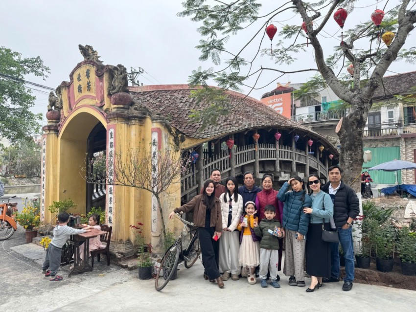 Nhiều gia đình đã tranh thủ chụp bức ảnh kỷ niệm bên cầu cầu hơn 500 tuổi.