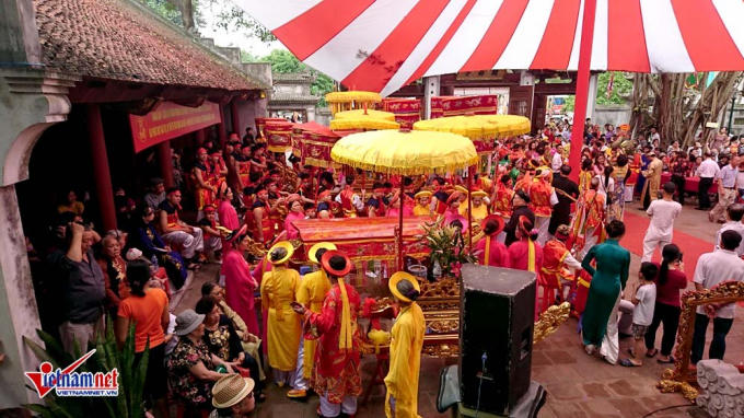 S&acirc;n đ&igrave;nh chật cứng người tới dự hội