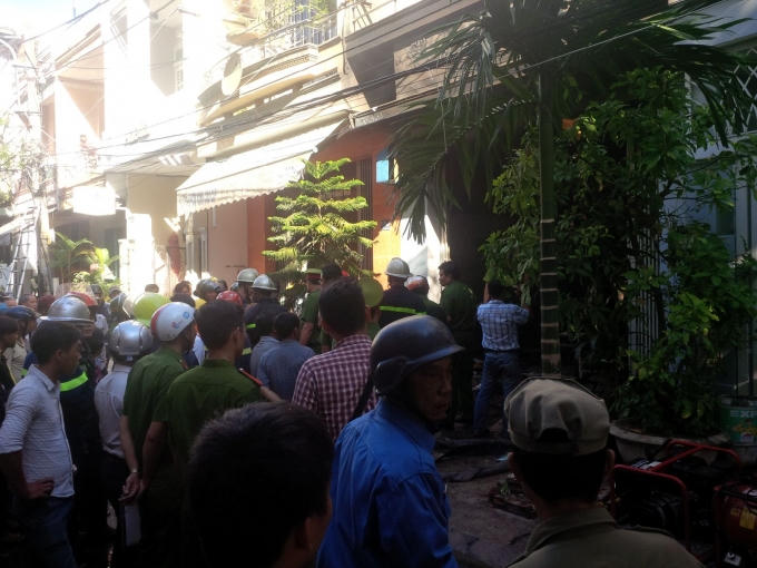 Vụ việc xảy ra khiến nhiều người dân hiếu kỳ tập trung chứng kiến vụ cháy.