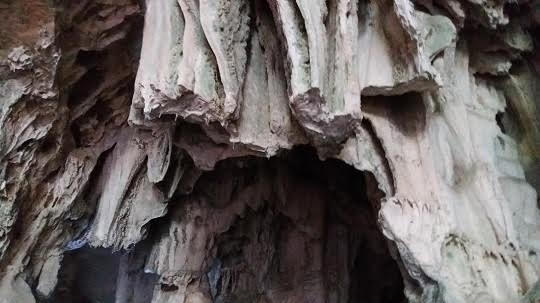 Nhũ đá trong hang Trinh Nữ bị cắt phăng phần đầu.