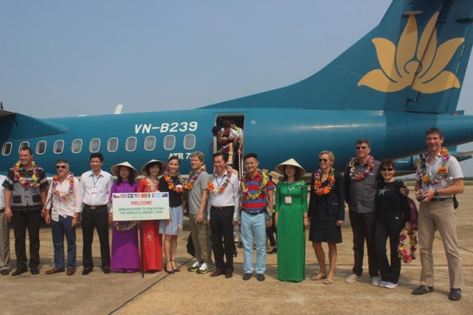 Đoàn vui vẻ Chụp ảnh lưu niệm tại sân bay. Ảnh: Văn Ba.