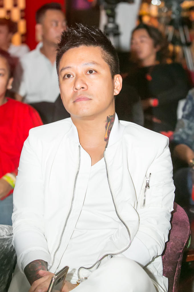 Một gương mặt được chú ý nhiều nhất đó là nam ca sĩ Tuấn Hưng. Anh diện cây trắng đến chúc mừng “đàn em” với sản phẩm đầu tay.