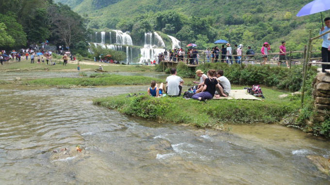 Chi&ecirc;m ngưỡng vẻ đẹp tự nhi&ecirc;n tại Th&aacute;c Bản Giốc v&agrave; động Ngườm Ngao