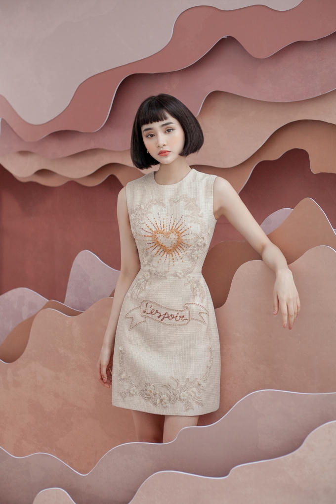 Các phom dáng đơn giản như váy chữ A hoặc váy cocktail không nhàm chán nhờ phần hoa ren tinh xảo và hoạt tiết đá, cườm được đính kết cầu kỳ.