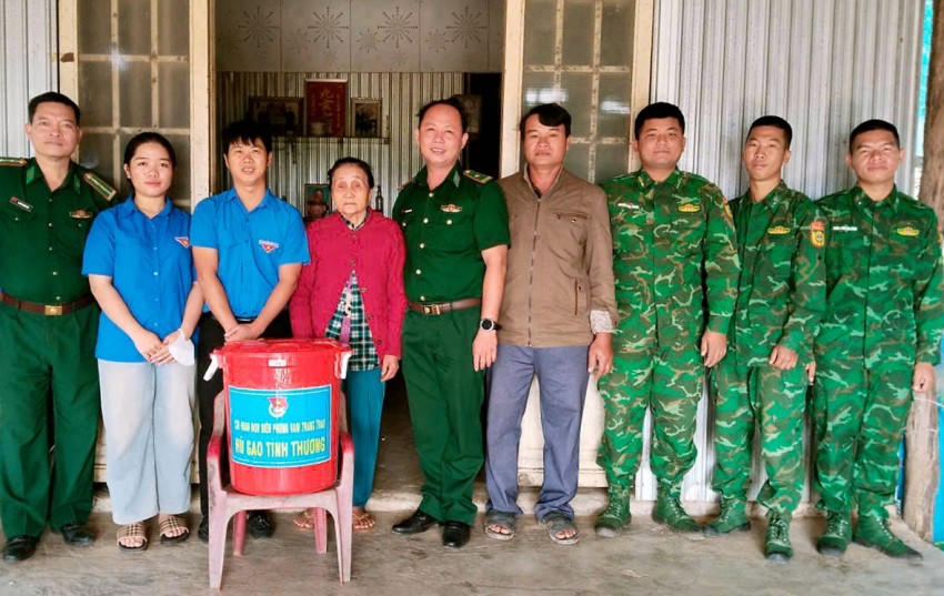 Thực hiện Mô hình “Hũ gạo tình thương”, đơn vị tặng gạo cho các gia đình khó khăn trên địa bàn