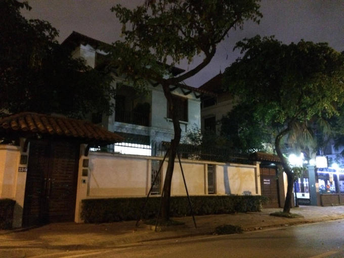 Bên ngoài căn biệt thự của gia đình ông Phí Thái Bình có nhiều người qua lại, nghe ngóng và chụp ảnh ngay trong đêm 22/5 sau khi hay tin ông Bình dính vòng lao lý.
