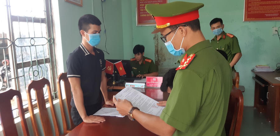 Thi hành lệnh bắt tạm giam đối với đối tượng Phan Văn Đồng.