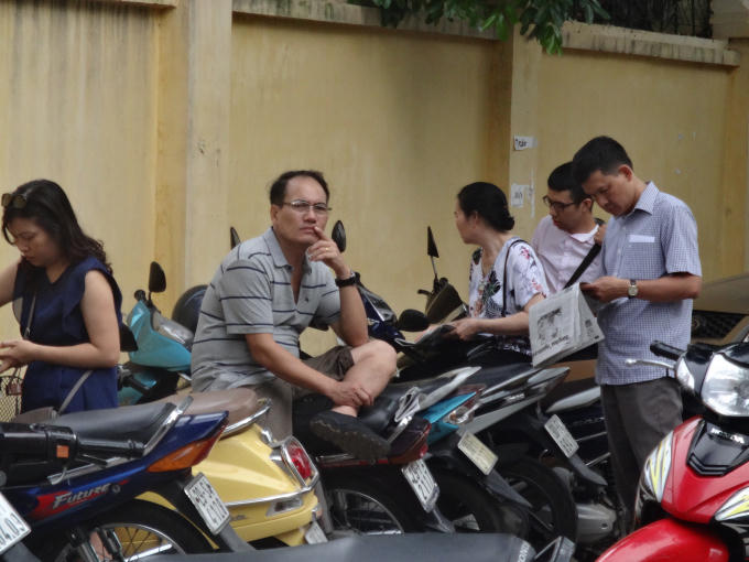 Cô Mai Lan - phụ huynh đưa con đi thi chia sẻ: "Khác với mọi người, năm nay tôi không quá lo lắng vì năm nay áp dụng hình thức thi trắc nghiệm, cả gia đình đều cảm thấy khá nhẹ nhàng, không căng thẳng những ngày trước thi của con".