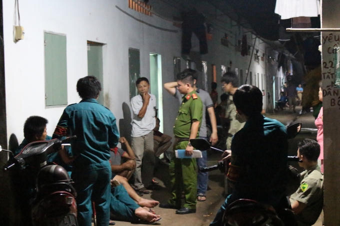 Lực lượng chức năng có mặt khám nghiệm hiện trường, lấy lời khai nhân chứng