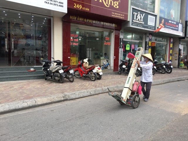 Những nẻo mưu sinh của phụ nữ nơi thành thị: Nỗi niềm ai hiểu?