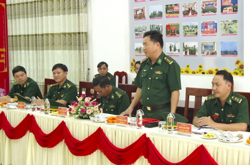Thượng tá Vi Trung Kiên - Đồn trưởng Đồn Biên phòng cửa khẩu quốc tế Mộc Bài báo cáo với đoàn công tác.