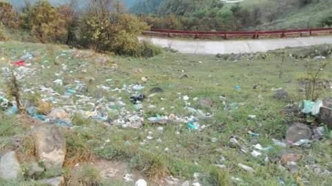 Rác thải tràn lan tại khu du lịch.
