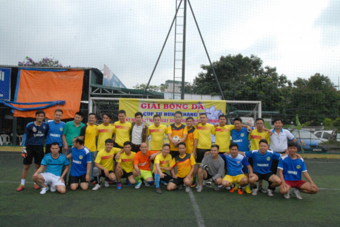 FC báo chí Nghệ An chụp ảnh lưu niệm cùng FC Nam Đàn.