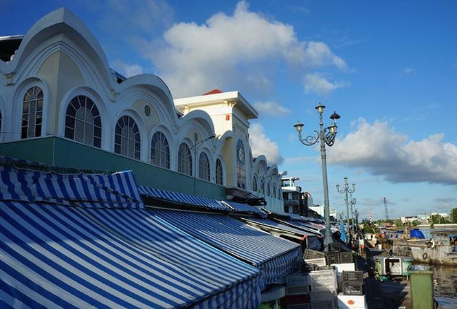 Chợ trung tâm thành phố Bạc Liêu (dấu X) do Cty Minh Thắng đầu tư bị bao bọc bởi chợ tự phát.