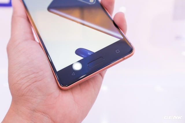 Tr&ecirc;n tay Nokia 5 ch&iacute;nh h&atilde;ng: Smartphone vỏ kim loại thời trang, gi&aacute; 4,3 triệu đồng