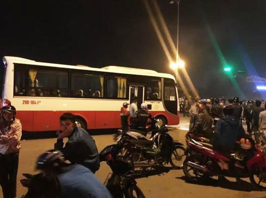 Hiện trường xảy ra vụ tai nạn khiến người đ&agrave;n &ocirc;ng bị xe kh&aacute;ch t&ocirc;ng chết