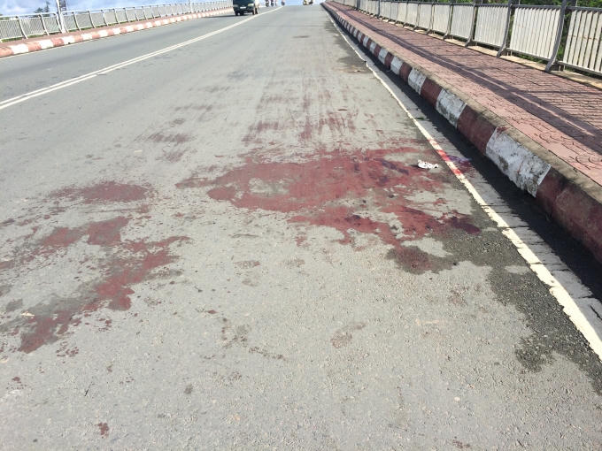 Rất nhiều vết máu của nạn nhân tại hiện trường.