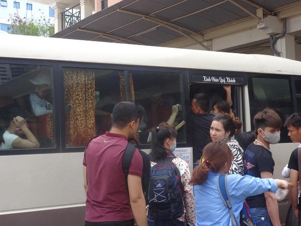 Dòng người chen chúc về quê, nhà xe mượn cớ tăng giá gấp đôi