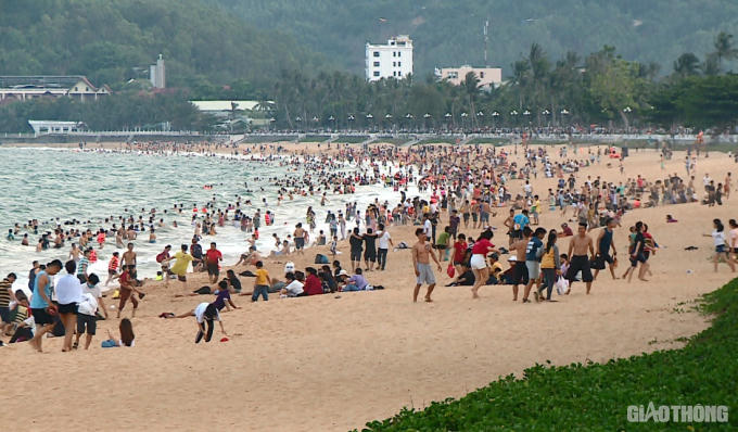 Bãi biển Quy Nhơn chật kín du khách đổ về tắm biển.
