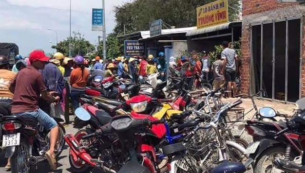 Hàng trăm người dân chứng kiến hình ảnh tang thương. (ảnh T.H)