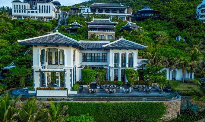 Khu nghỉ dưỡng được bao bọc bởi khung cảnh thiên nhiên tuyệt đẹp của bán đảo Sơn Trà.