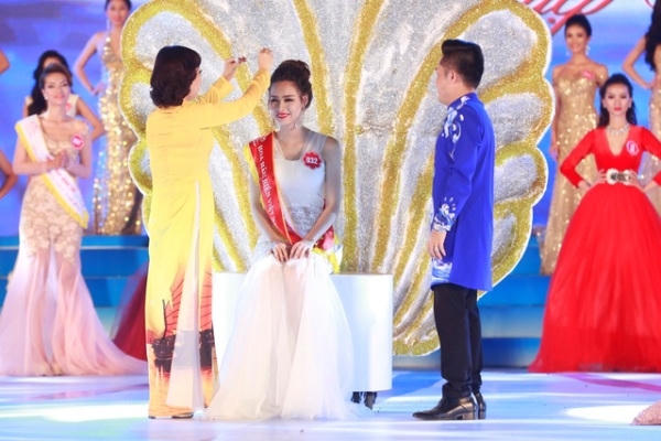 Phạm Thùy Trang xúc động trong giây phút đăng quang Hoa hậu.