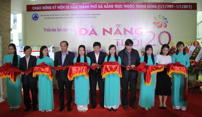 Lễ cắt băng khai mạc triển l&atilde;m ảnh v&agrave; trưng b&agrave;y tư liệu. (Ảnh: V&acirc;n Trương)