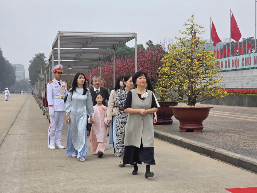 Nhiều người dân xúc động, tự hào khi lần đầu tiên đến Lăng Bác.