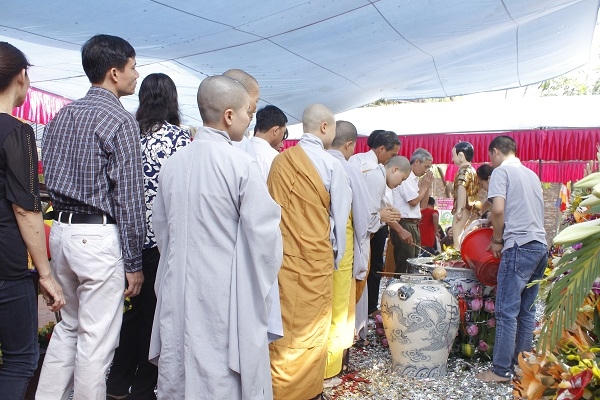 Đại lễ Phật đản: “Tắm Phật” để rửa sạch bụi trần