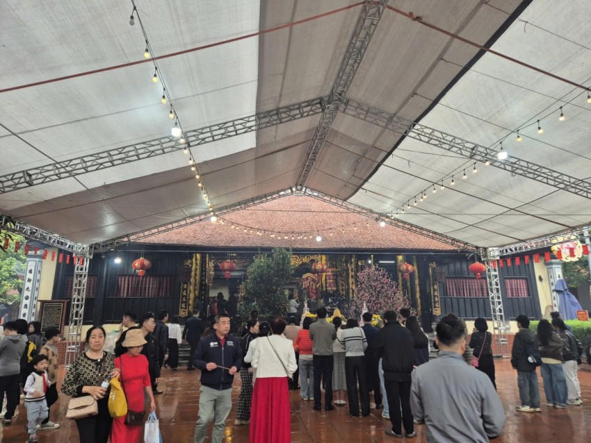 Ngay từ sáng sớm hàng nghìn người đã đổ về Đình Bia Bà cầu tài lộc, bình an nhân dịp đầu xuân năm mới.