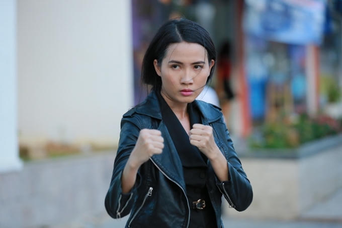 Top 5 Hoa hậu Việt Nam 2012  cho hay, cô dốc sức luyện những màn đánh đấm để nhận vai nữ cảnh sát trong phim "Hoa hồng thép"