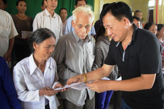 Ông Nguyễn Thanh Tú - Chánh Văn phòng, Chủ tịch Công đoàn Vinamilk đại diện công ty trao quà cứu trợ cho bà con thuộc các hộ bị thiệt hại nặng trong đợt mưa lũ vừa qua tại huyện Cẩm Xuyên, Hà Tĩnh.